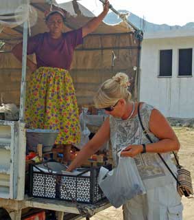 Mona am fahrenden Marktstand in der T�rkei